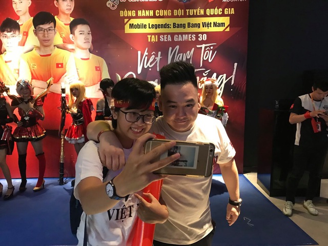 Hot Streamer Uyên Pu, Xemesis “tiếp lửa cho đội tuyển quốc gia Mobile Legends: Bang Bang tại buổi offline siêu hoành tráng - Ảnh 9. Hot Streamer Uyên Pu, Xemesis “tiếp lửa cho đội tuyển quốc gia Mobile Legends: Bang Bang tại buổi offline siêu hoành tráng - Ảnh 9.