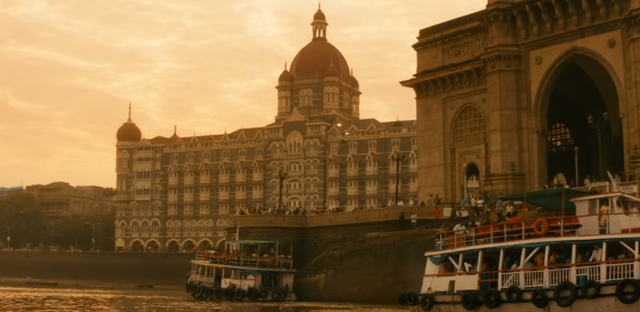 Hotel Mumbai: Tái hiện lại ký ức kinh hoàng về vụ khủng bố đẫm máu nhất lịch sử - Ảnh 9.
