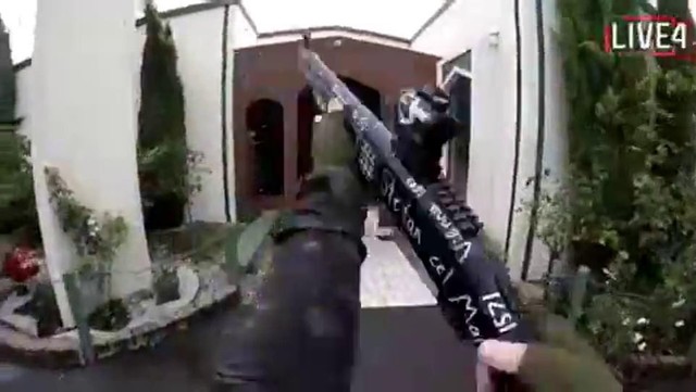 Xả súng kinh hoàng tại New Zealand: Kẻ thủ ác đã hạ sát 40 người, còn livestream trực tiếp lên mạng và... ủng hộ Pewdiepie - Ảnh 2.