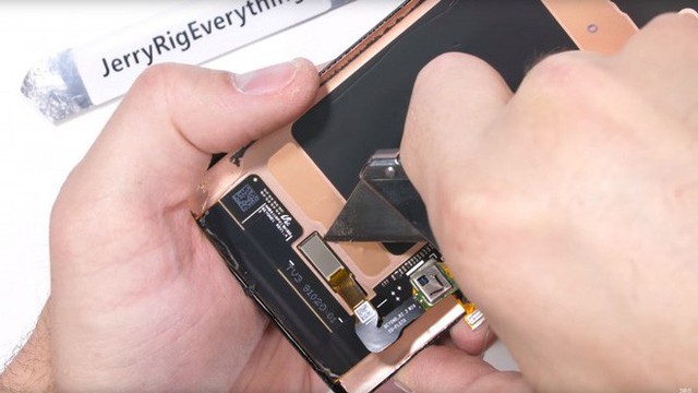JerryRigEverything mổ xẻ Galaxy S10: Cổng USB-C hàn vào bo mạch, cảm biến vân tay siêu âm gắn chặt vào màn hình, khả năng thay thế/sửa chữa kém - Ảnh 3.