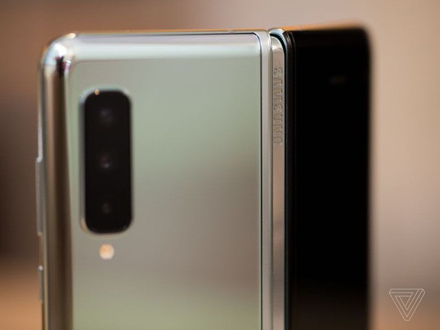 Trên tay Samsung Galaxy Fold: cầm nắm sướng tay, tiếng mở ra đóng vào nghe sướng tai và phần mềm thì tốt đáng ngạc nhiên - Ảnh 20.