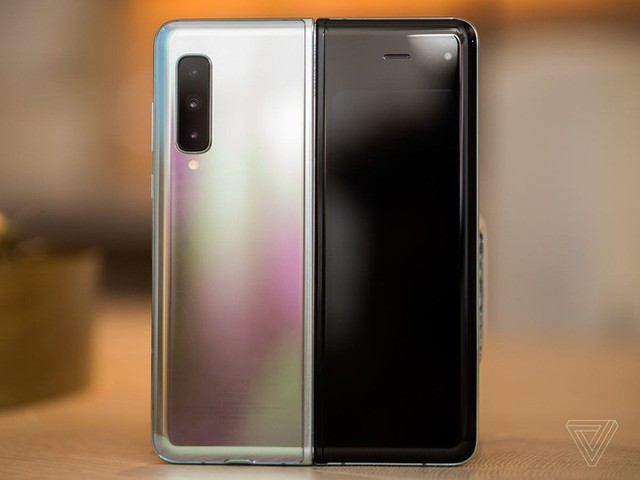 Trên tay Samsung Galaxy Fold: cầm nắm sướng tay, tiếng mở ra đóng vào nghe sướng tai và phần mềm thì tốt đáng ngạc nhiên - Ảnh 4.