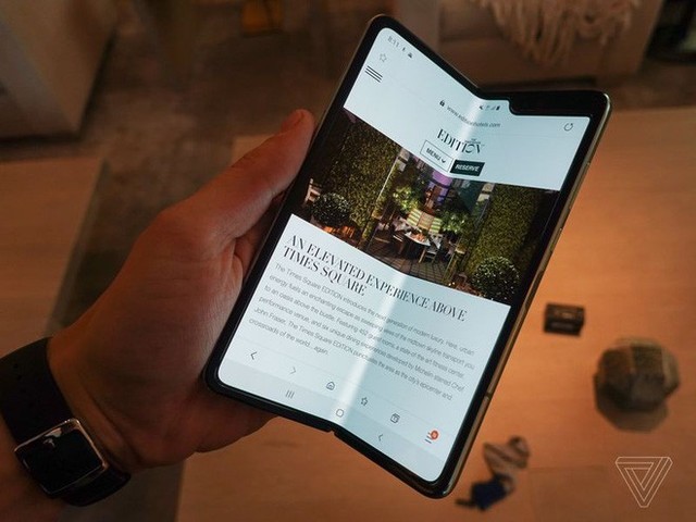 Trên tay Samsung Galaxy Fold: cầm nắm sướng tay, tiếng mở ra đóng vào nghe sướng tai và phần mềm thì tốt đáng ngạc nhiên - Ảnh 28.