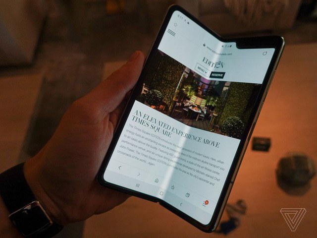 Trên tay Samsung Galaxy Fold: cầm nắm sướng tay, tiếng mở ra đóng vào nghe sướng tai và phần mềm thì tốt đáng ngạc nhiên - Ảnh 8.