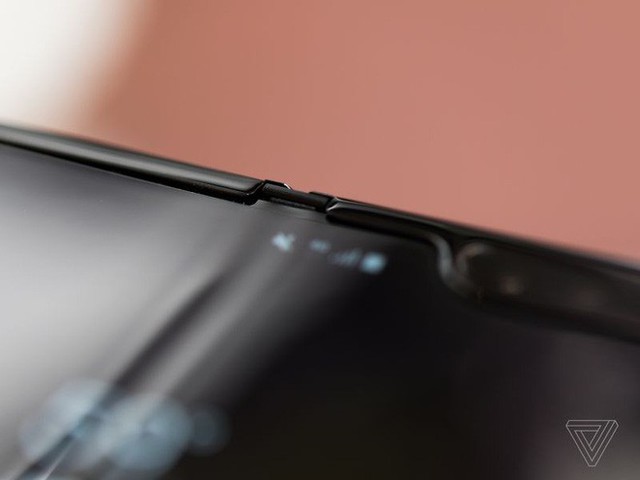 Trên tay Samsung Galaxy Fold: cầm nắm sướng tay, tiếng mở ra đóng vào nghe sướng tai và phần mềm thì tốt đáng ngạc nhiên - Ảnh 10.