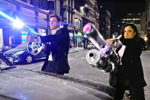 Chán cầm búa Thần Sấm Thor đổi gió sang súng đi săn người ngoài hành tinh trong Men in Black: International - Ảnh 3.