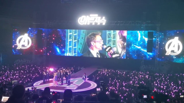 Ngay lúc này, fan Marvel cuồng Avengers: Endgame hệt như fan Kpop phát rồ giữa concert thần tượng! - Ảnh 1.