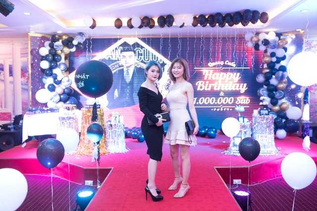 Quang Cuốn đón sinh nhật tuổi 20 hoành tráng mừng 1 triệu Sub Youtube bên gia đình và dàn khách mời siêu khủng - Ảnh 13. Quang Cuốn đón sinh nhật tuổi 20 hoành tráng mừng 1 triệu Sub Youtube bên gia đình và dàn khách mời siêu khủng - Ảnh 13.