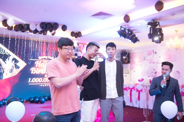 Quang Cuốn đón sinh nhật tuổi 20 hoành tráng mừng 1 triệu Sub Youtube bên gia đình và dàn khách mời siêu khủng - Ảnh 6. Quang Cuốn đón sinh nhật tuổi 20 hoành tráng mừng 1 triệu Sub Youtube bên gia đình và dàn khách mời siêu khủng - Ảnh 6.