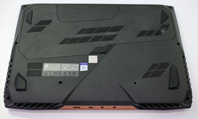 Asus ROG G703GX - Laptop gaming quái vật với CPU i9, RTX 2080 không những chơi game mượt mà còn giúp game thủ tăng cường sức khỏe - Ảnh 9. Asus ROG G703GX - Laptop gaming quái vật với CPU i9, RTX 2080 không những chơi game mượt mà còn giúp game thủ tăng cường sức khỏe - Ảnh 9.