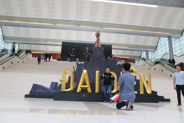 LMHT: Dàn cosplay cực ngầu và quyến rũ khiến ngày thi đấu thứ 2 vòng bảng MSI 2019 trở nên không thể nóng bỏng hơn - Ảnh 1. LMHT: Dàn cosplay cực ngầu và quyến rũ khiến ngày thi đấu thứ 2 vòng bảng MSI 2019 trở nên không thể nóng bỏng hơn - Ảnh 1.