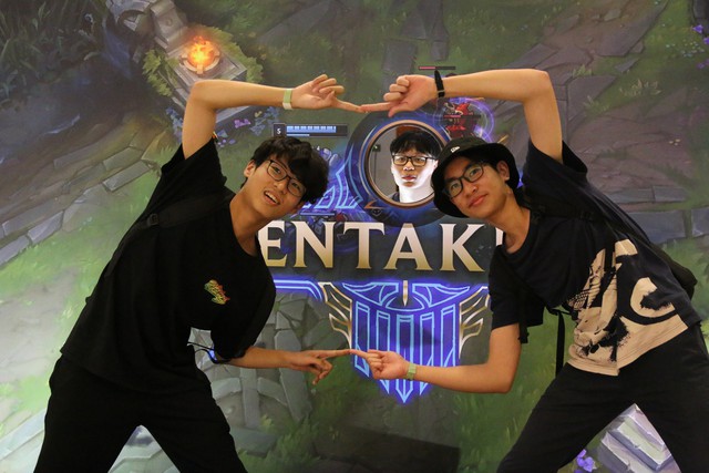 LMHT: Dàn cosplay cực ngầu và quyến rũ khiến ngày thi đấu thứ 2 vòng bảng MSI 2019 trở nên không thể nóng bỏng hơn - Ảnh 10. LMHT: Dàn cosplay cực ngầu và quyến rũ khiến ngày thi đấu thứ 2 vòng bảng MSI 2019 trở nên không thể nóng bỏng hơn - Ảnh 10.