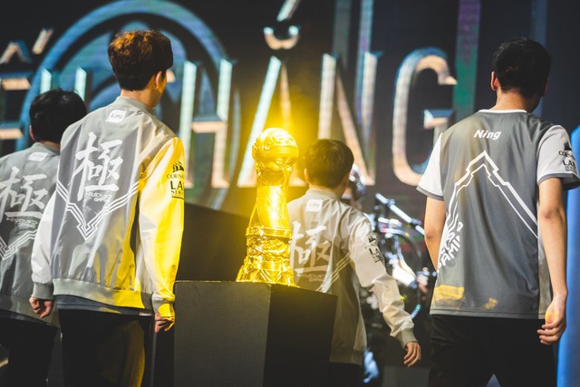 LMHT: Dàn cosplay cực ngầu và quyến rũ khiến ngày thi đấu thứ 2 vòng bảng MSI 2019 trở nên không thể nóng bỏng hơn - Ảnh 11. LMHT: Dàn cosplay cực ngầu và quyến rũ khiến ngày thi đấu thứ 2 vòng bảng MSI 2019 trở nên không thể nóng bỏng hơn - Ảnh 11.