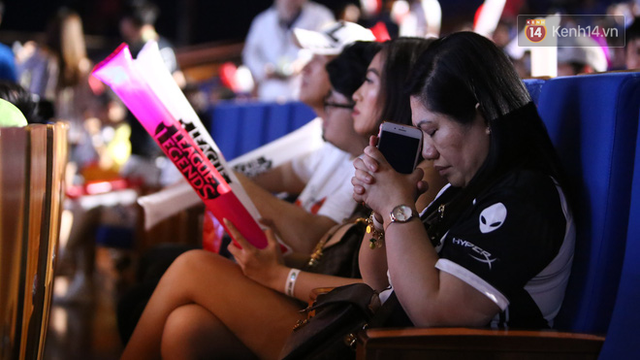 Mẹ game thủ Team Liquid ôm mặt tiếc nuối sau khi con trai để thua trận đấu đầu tiên tại MSI 2019 - Ảnh 3. Mẹ game thủ Team Liquid ôm mặt tiếc nuối sau khi con trai để thua trận đấu đầu tiên tại MSI 2019 - Ảnh 3.