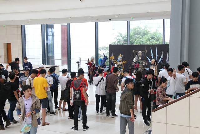 LMHT: Dàn cosplay cực ngầu và quyến rũ khiến ngày thi đấu thứ 2 vòng bảng MSI 2019 trở nên không thể nóng bỏng hơn - Ảnh 4. LMHT: Dàn cosplay cực ngầu và quyến rũ khiến ngày thi đấu thứ 2 vòng bảng MSI 2019 trở nên không thể nóng bỏng hơn - Ảnh 4.