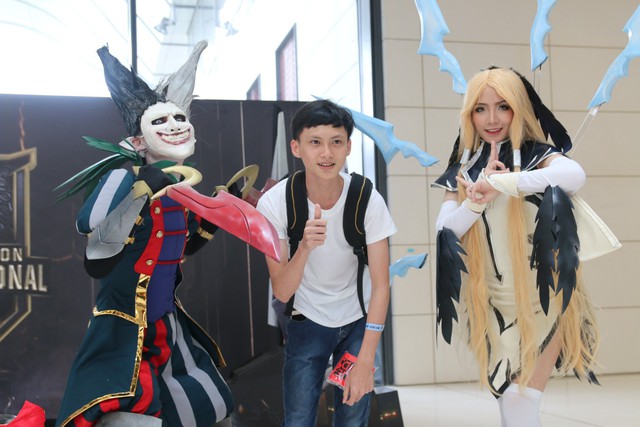 LMHT: Dàn cosplay cực ngầu và quyến rũ khiến ngày thi đấu thứ 2 vòng bảng MSI 2019 trở nên không thể nóng bỏng hơn - Ảnh 5. LMHT: Dàn cosplay cực ngầu và quyến rũ khiến ngày thi đấu thứ 2 vòng bảng MSI 2019 trở nên không thể nóng bỏng hơn - Ảnh 5.