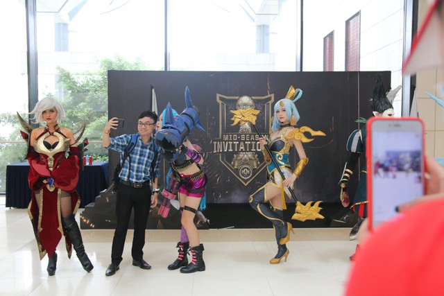 LMHT: Dàn cosplay cực ngầu và quyến rũ khiến ngày thi đấu thứ 2 vòng bảng MSI 2019 trở nên không thể nóng bỏng hơn - Ảnh 6. LMHT: Dàn cosplay cực ngầu và quyến rũ khiến ngày thi đấu thứ 2 vòng bảng MSI 2019 trở nên không thể nóng bỏng hơn - Ảnh 6.
