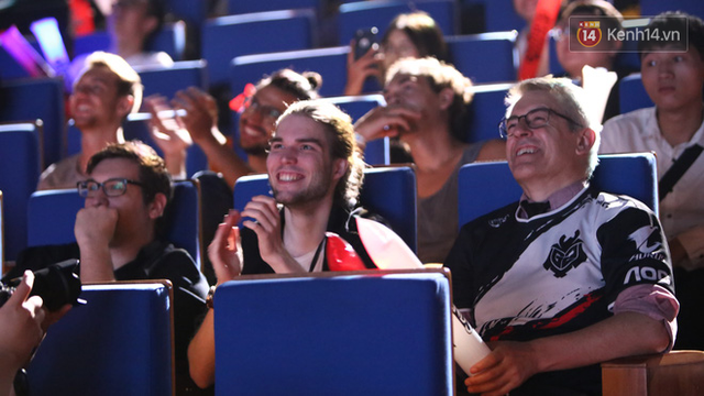 Mẹ game thủ Team Liquid ôm mặt tiếc nuối sau khi con trai để thua trận đấu đầu tiên tại MSI 2019 - Ảnh 9. Mẹ game thủ Team Liquid ôm mặt tiếc nuối sau khi con trai để thua trận đấu đầu tiên tại MSI 2019 - Ảnh 9.