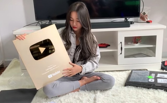 Linh Ngọc Đàm hớn hở khoe nút vàng Youtube mới toanh, đánh dấu một trang mới trong sự nghiệp - Ảnh 2.