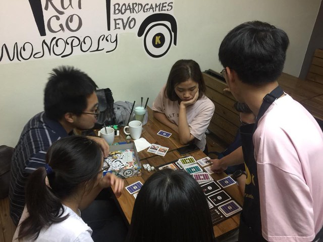 Khám phá không gian Board Game có 1-0-2 tại Hà Nội, mang phong cách làng cổ châu Âu kinh dị - Ảnh 2.