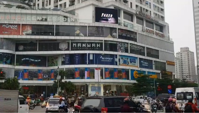 LMHT: Hình ảnh Faker bất ngờ xuất hiện trên đường phố Hà Nội - Món quà sinh nhật hoành tráng của fan Việt Nam dành tặng Quỷ vương - Ảnh 2. LMHT: Hình ảnh Faker bất ngờ xuất hiện trên đường phố Hà Nội - Món quà sinh nhật hoành tráng của fan Việt Nam dành tặng Quỷ vương - Ảnh 2.