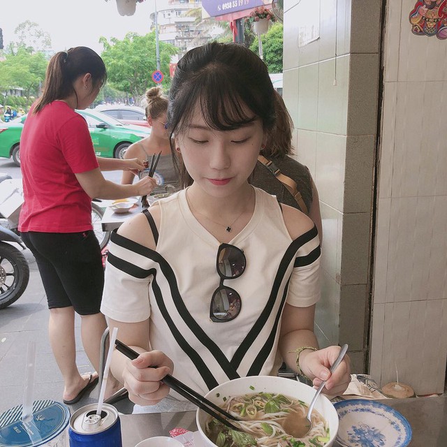 Minh Nghi đã có đối thủ: Khán giả Việt Nam không thể rời mắt khỏi màn hình stream MSI 2019 vì cô nàng MC Hàn Quốc xinh đẹp này - Ảnh 3. Minh Nghi đã có đối thủ: Khán giả Việt Nam không thể rời mắt khỏi màn hình stream MSI 2019 vì cô nàng MC Hàn Quốc xinh đẹp này - Ảnh 3.
