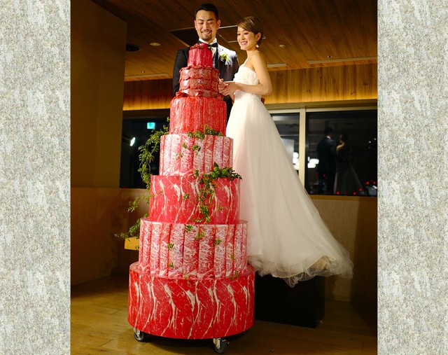 Dị như Nhật Bản: Đám cưới chẳng có gì ngoài thịt nướng, bánh cưới cũng là cây thịt cao gần 2m - Ảnh 1.