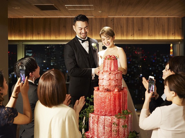 Dị như Nhật Bản: Đám cưới chẳng có gì ngoài thịt nướng, bánh cưới cũng là cây thịt cao gần 2m - Ảnh 2.