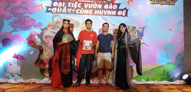 Đổi gió cuối tuần với Chu Du - Gia Cát Lượng cosplay phiên bản “có ngực” và rất xinh - Ảnh 6.