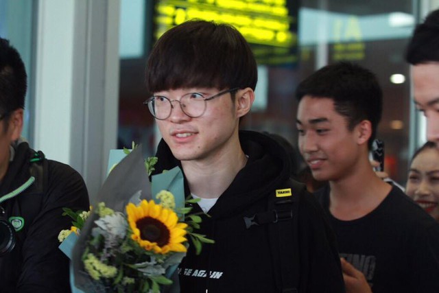 LMHT: SKT đã đến sân bay Nội Bài, Faker bẽn lẽn trước sự cuồng nhiệt của fan hâm mộ Việt - Ảnh 5.