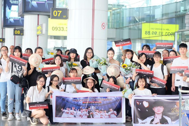 LMHT: SKT đã đến sân bay Nội Bài, Faker bẽn lẽn trước sự cuồng nhiệt của fan hâm mộ Việt - Ảnh 1. LMHT: SKT đã đến sân bay Nội Bài, Faker bẽn lẽn trước sự cuồng nhiệt của fan hâm mộ Việt - Ảnh 1.