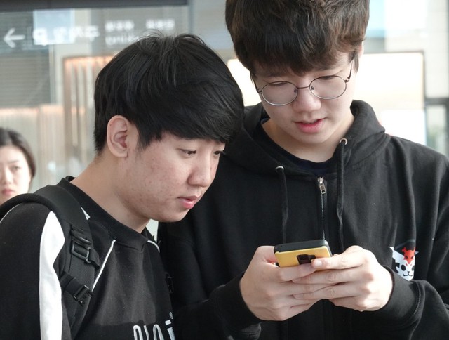 LMHT: Team SKT T1 đã tới sân bay, thẳng tiến Việt Nam khởi đầu hành trình chinh phục MSI 2019 - Ảnh 3. LMHT: Team SKT T1 đã tới sân bay, thẳng tiến Việt Nam khởi đầu hành trình chinh phục MSI 2019 - Ảnh 3.