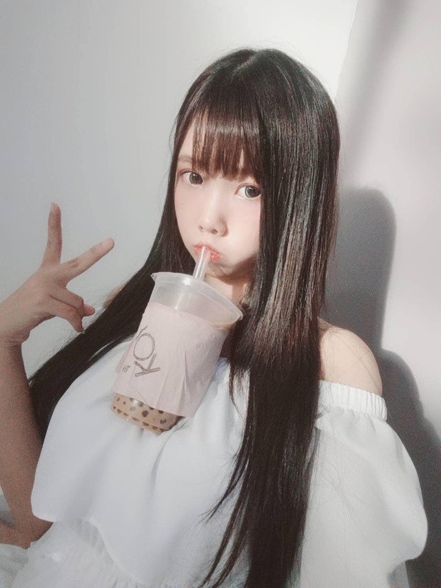 Trào lưu mới siêu hot của các hot girl Nhật Bản: Thử thách uống trà sữa bằng ngực khủng - Ảnh 4.