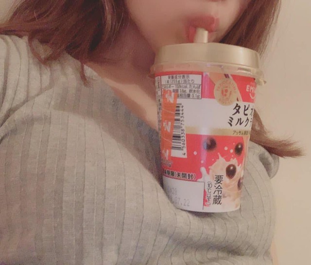 Trào lưu mới siêu hot của các hot girl Nhật Bản: Thử thách uống trà sữa bằng ngực khủng - Ảnh 2.