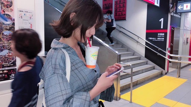 Trào lưu mới siêu hot của các hot girl Nhật Bản: Thử thách uống trà sữa bằng ngực khủng - Ảnh 5.