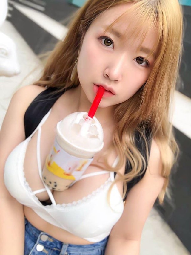 Trào lưu mới siêu hot của các hot girl Nhật Bản: Thử thách uống trà sữa bằng ngực khủng - Ảnh 7.