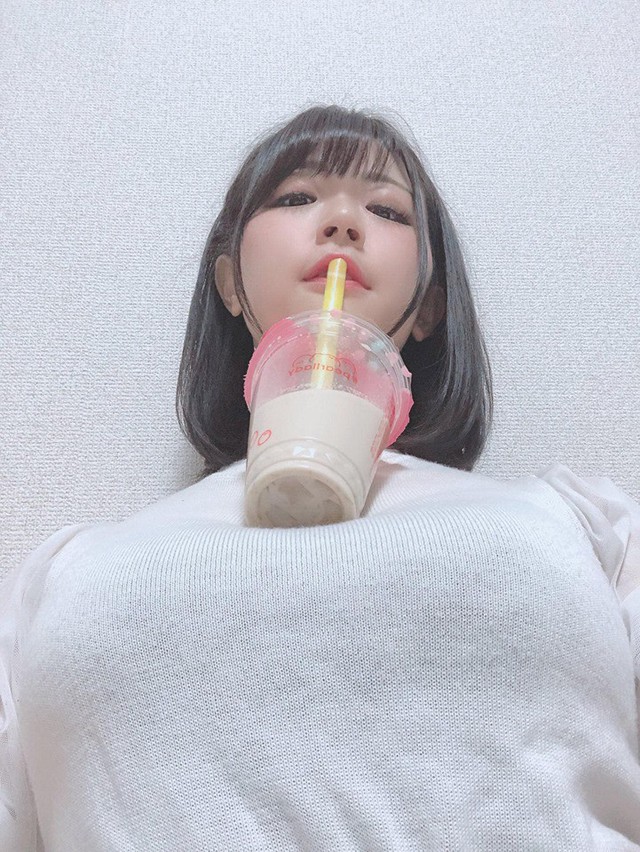 Trào lưu mới siêu hot của các hot girl Nhật Bản: Thử thách uống trà sữa bằng ngực khủng - Ảnh 9.