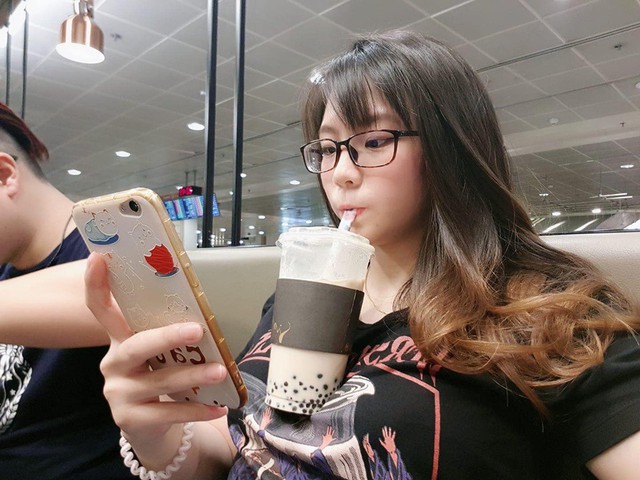 Trào lưu mới siêu hot của các hot girl Nhật Bản: Thử thách uống trà sữa bằng ngực khủng - Ảnh 10.