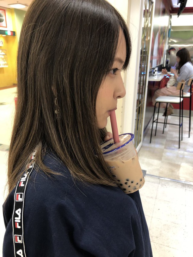 Trào lưu mới siêu hot của các hot girl Nhật Bản: Thử thách uống trà sữa bằng ngực khủng - Ảnh 3.