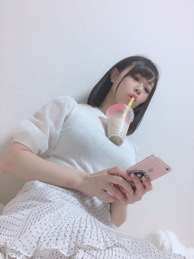 Trào lưu mới siêu hot của các hot girl Nhật Bản: Thử thách uống trà sữa bằng ngực khủng - Ảnh 8.