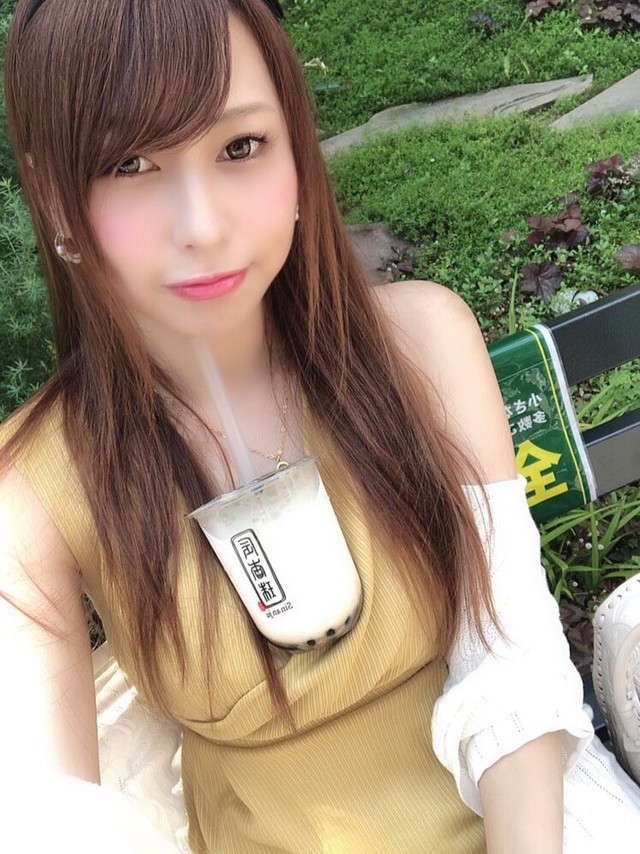 Trào lưu mới siêu hot của các hot girl Nhật Bản: Thử thách uống trà sữa bằng ngực khủng - Ảnh 13.
