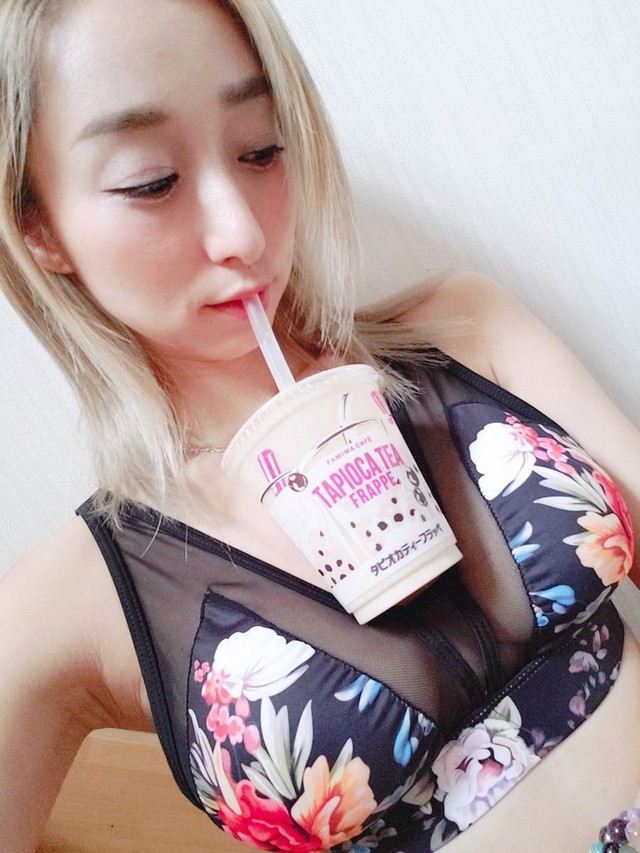 Trào lưu mới siêu hot của các hot girl Nhật Bản: Thử thách uống trà sữa bằng ngực khủng - Ảnh 11.