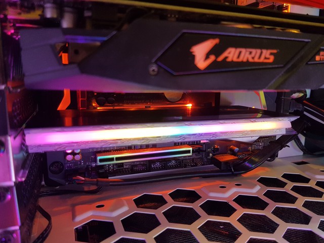 Đánh giá SSD Aorus RGB AIC NVMe: Tốc độ thần sầu, lung linh sắc màu - Ảnh 7.