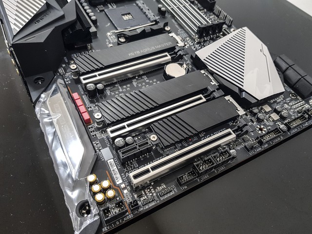 Đập hộp bo mạch chủ X570 Aorus Master: Điều khiến đội xanh lo lắng đã chính thức xuất hiện - Ảnh 9.