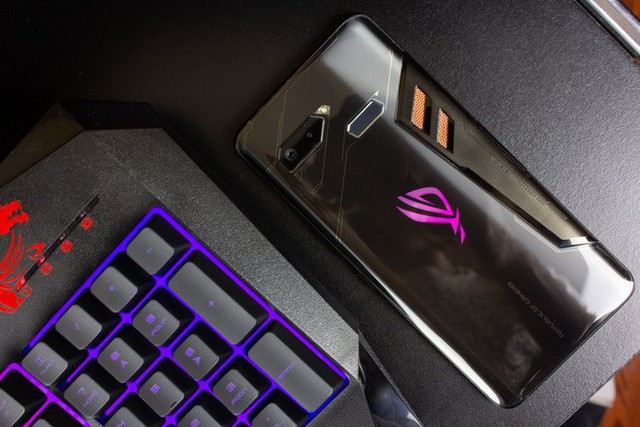 Tin nóng: Siêu phẩm ASUS ROG Phone 2 sắp ra mắt, game thủ lại có cơ hội tiêu tiền - Ảnh 1.