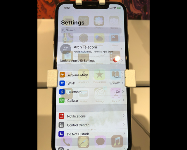 Vì sao smartphone bày sẵn trên kệ shop không bao giờ được bán? Hình ảnh này sẽ thay lời muốn nói! - Ảnh 3.