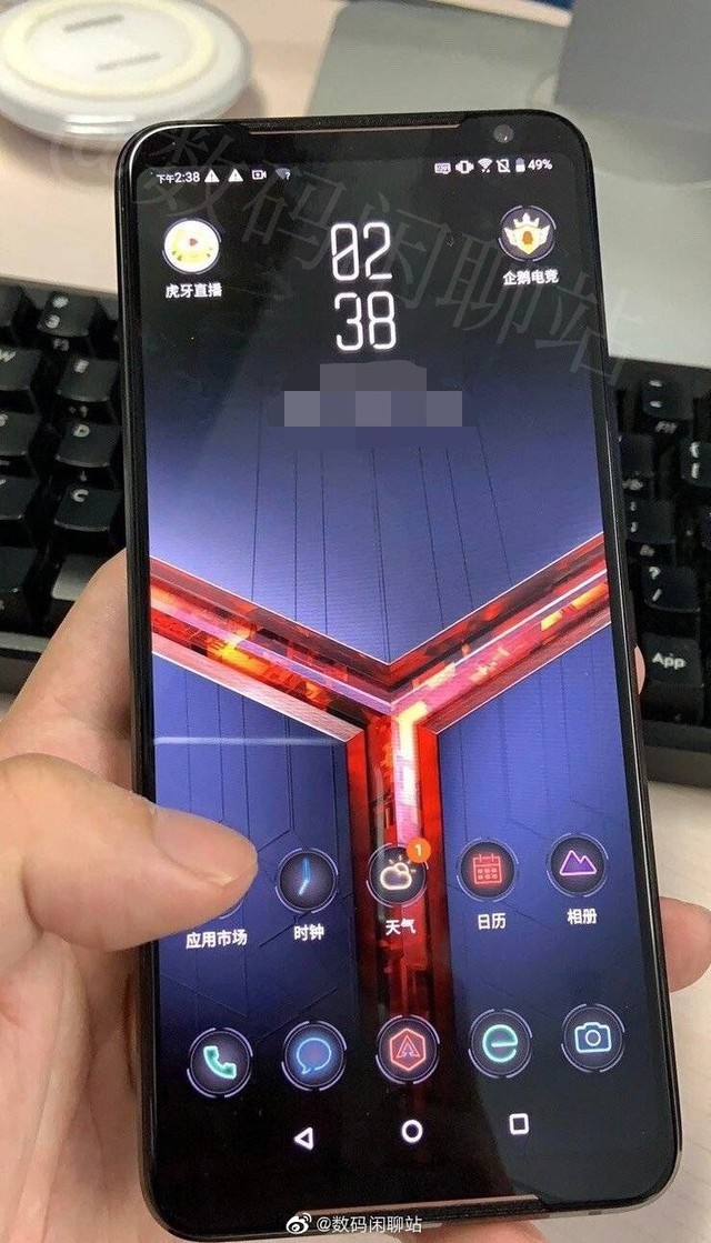 Hình ảnh thực tế đầu tiên của ASUS ROG Phone 2: Vẻ ngoài chẳng khác mấy nhưng ruột thì khủng hơn hẳn, hứa hẹn sẽ là vua gaming - Ảnh 2.
