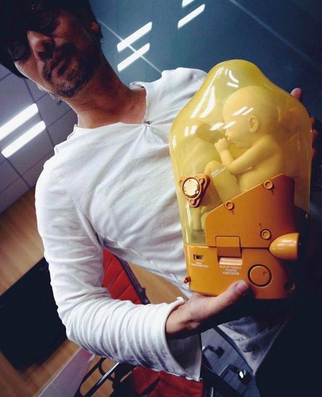 Hideo Kojima bị giữ lại tại sân bay vì mang theo mô hình bào thai - Ảnh 3.