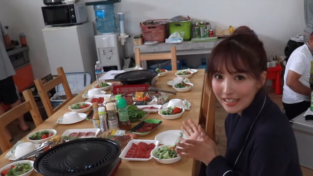 Idol quốc dân Yua Mikami ra mắt vlog mới, khoe dáng nuột nà chẳng kém người mẫu hàng đầu - Ảnh 3.