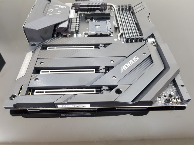 Mở hộp bo mạch chủ X570 Aorus Xtreme trị giá 11 triệu đồng, bên trong có gì mà đắt vậy? - Ảnh 5.